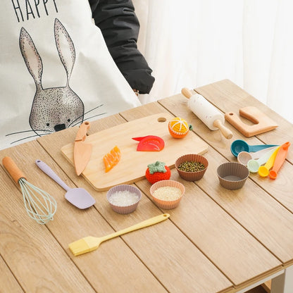 Buntes Kochset aus Holz für Kinder ab 3 Jahren, bestehend aus Löffel, Messer, Schneidebrett und mehr. Das Spielzeug lädt zum kreativen Rollenspiel ein und fördert die Feinmotorik in der Kinderküche.