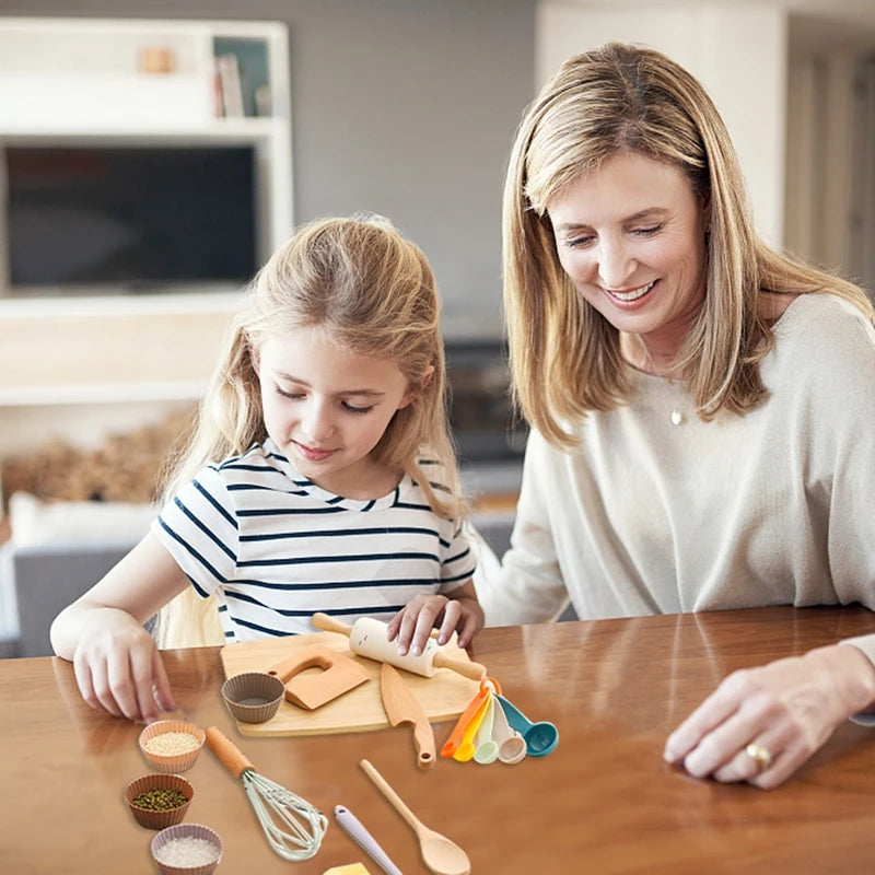 Buntes Kochset aus Holz für Kinder ab 3 Jahren, bestehend aus Löffel, Messer, Schneidebrett und mehr. Das Spielzeug lädt zum kreativen Rollenspiel ein und fördert die Feinmotorik in der Kinderküche.