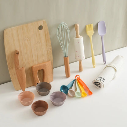 Buntes Kochset aus Holz für Kinder ab 3 Jahren, bestehend aus Löffel, Messer, Schneidebrett und mehr. Das Spielzeug lädt zum kreativen Rollenspiel ein und fördert die Feinmotorik in der Kinderküche.