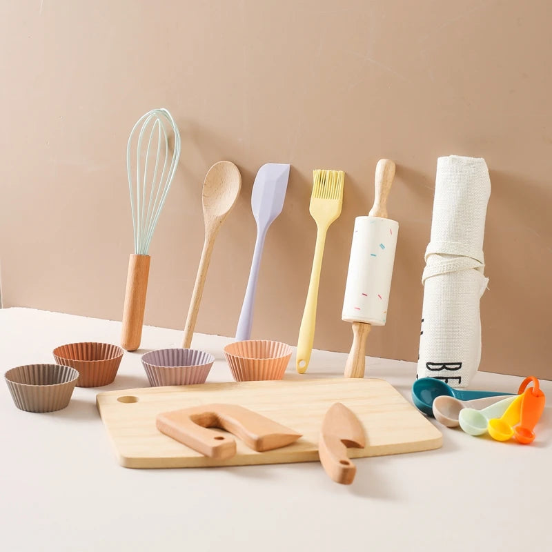 Buntes Kochset aus Holz für Kinder ab 3 Jahren, bestehend aus Löffel, Messer, Schneidebrett und mehr. Das Spielzeug lädt zum kreativen Rollenspiel ein und fördert die Feinmotorik in der Kinderküche.