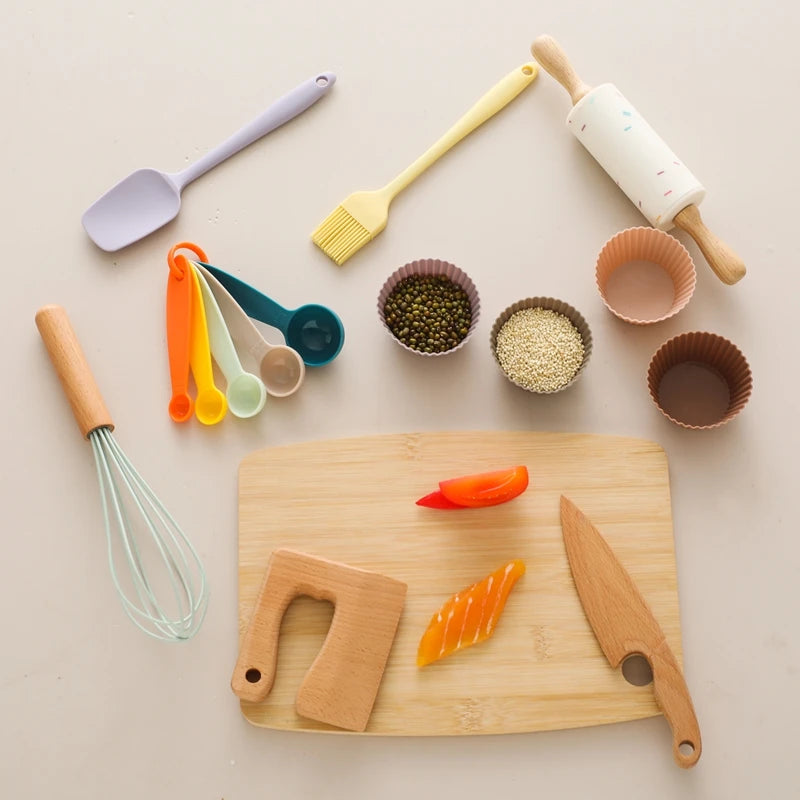 Buntes Kochset aus Holz für Kinder ab 3 Jahren, bestehend aus Löffel, Messer, Schneidebrett und mehr. Das Spielzeug lädt zum kreativen Rollenspiel ein und fördert die Feinmotorik in der Kinderküche.