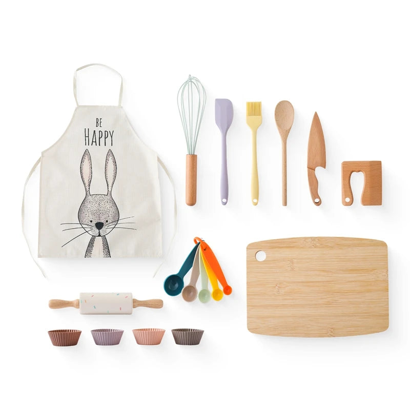 Buntes Kochset aus Holz für Kinder ab 3 Jahren, bestehend aus Löffel, Messer, Schneidebrett und mehr. Das Spielzeug lädt zum kreativen Rollenspiel ein und fördert die Feinmotorik in der Kinderküche.