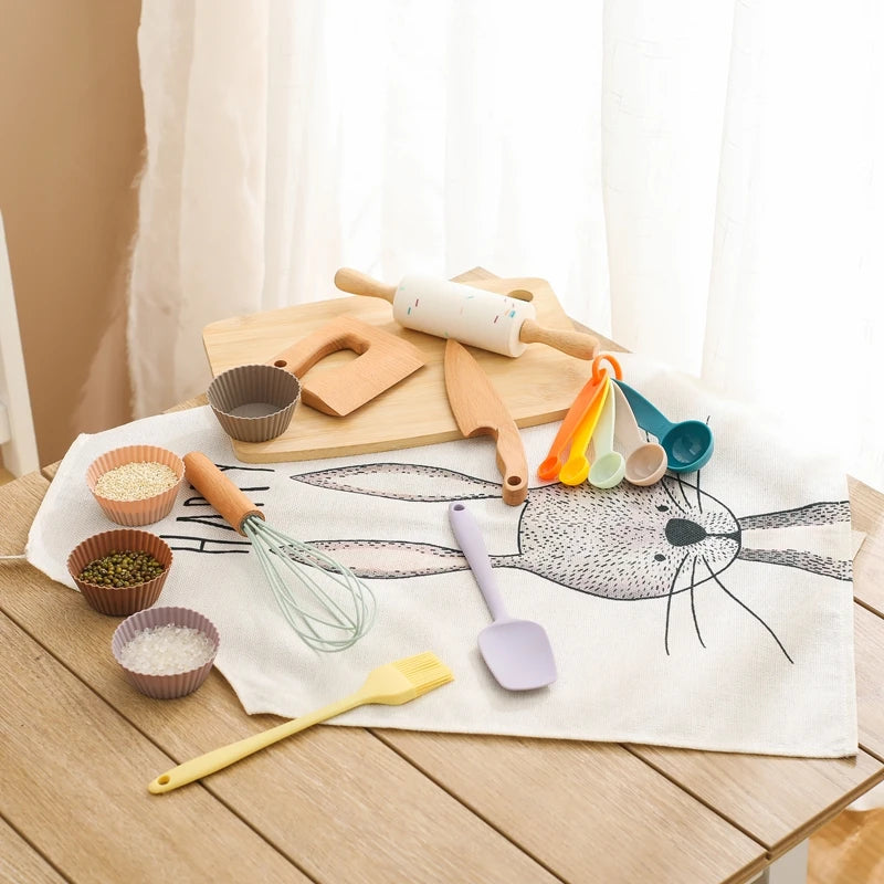 Buntes Kochset aus Holz für Kinder ab 3 Jahren, bestehend aus Löffel, Messer, Schneidebrett und mehr. Das Spielzeug lädt zum kreativen Rollenspiel ein und fördert die Feinmotorik in der Kinderküche.