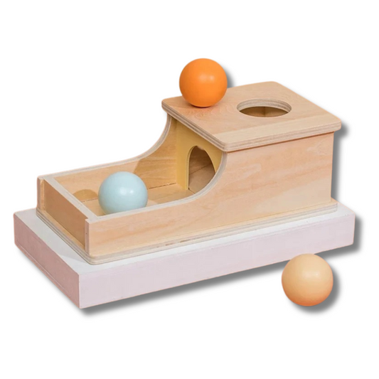 Montessori Objektpermanenzbox aus Holz mit Kugel zum Verstehen von Permanenz von Objekten. Wichtig fuer die Gehirnentwicklung von Kindern