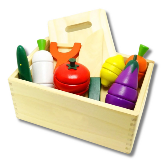 Montessori Obstkorb von oben mit Tomaten, Zitronen, Moehren, Schneidebrett und Messer